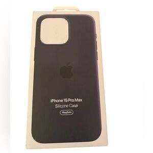 Apple iPhone 15 Silicone Case - 
Dark Black
MagSafe